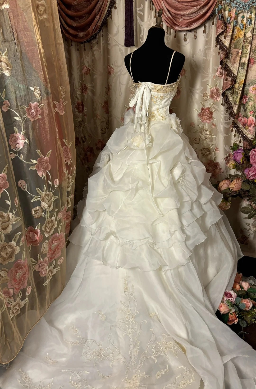 Sweet A-Line Spaghetti Strap Bridal Gowns Handmade Flowers Sequins Beads Appliques Wedding Dress AP2883