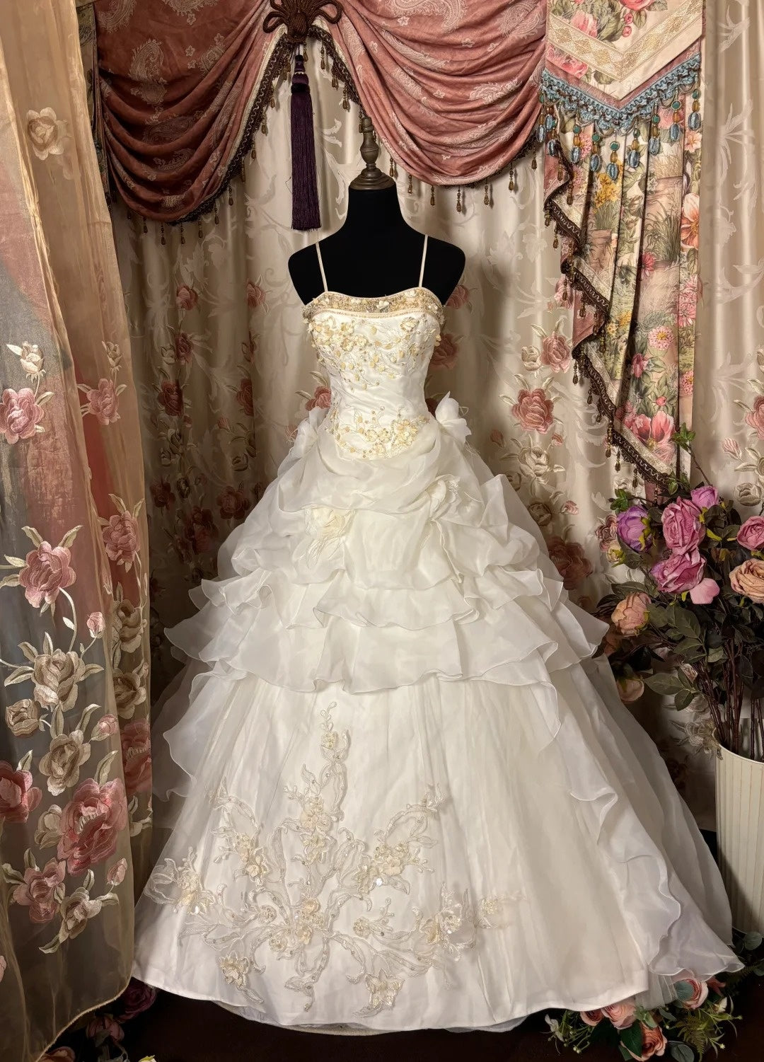 Sweet A-Line Spaghetti Strap Bridal Gowns Handmade Flowers Sequins Beads Appliques Wedding Dress AP2883