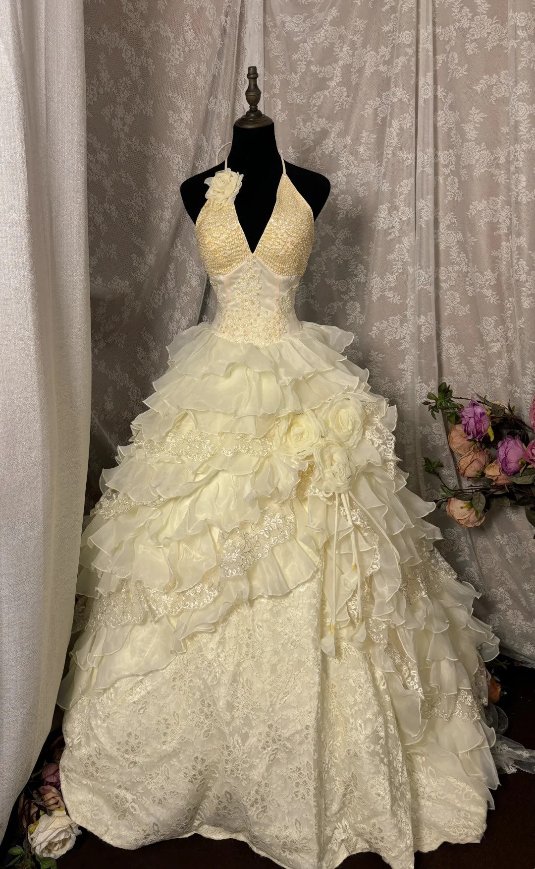 Fashionable Halter Neck A-Line Ruffled Bridal Dresses Lace Sequins Handmade Flowers Beads Wedding Dress AP2899