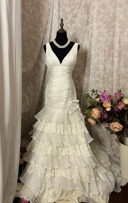 Stylish V-Neck Mermaid Bridal Gowns Lace Handmade Flowers Tiered Tulle Wedding Dress AP2919