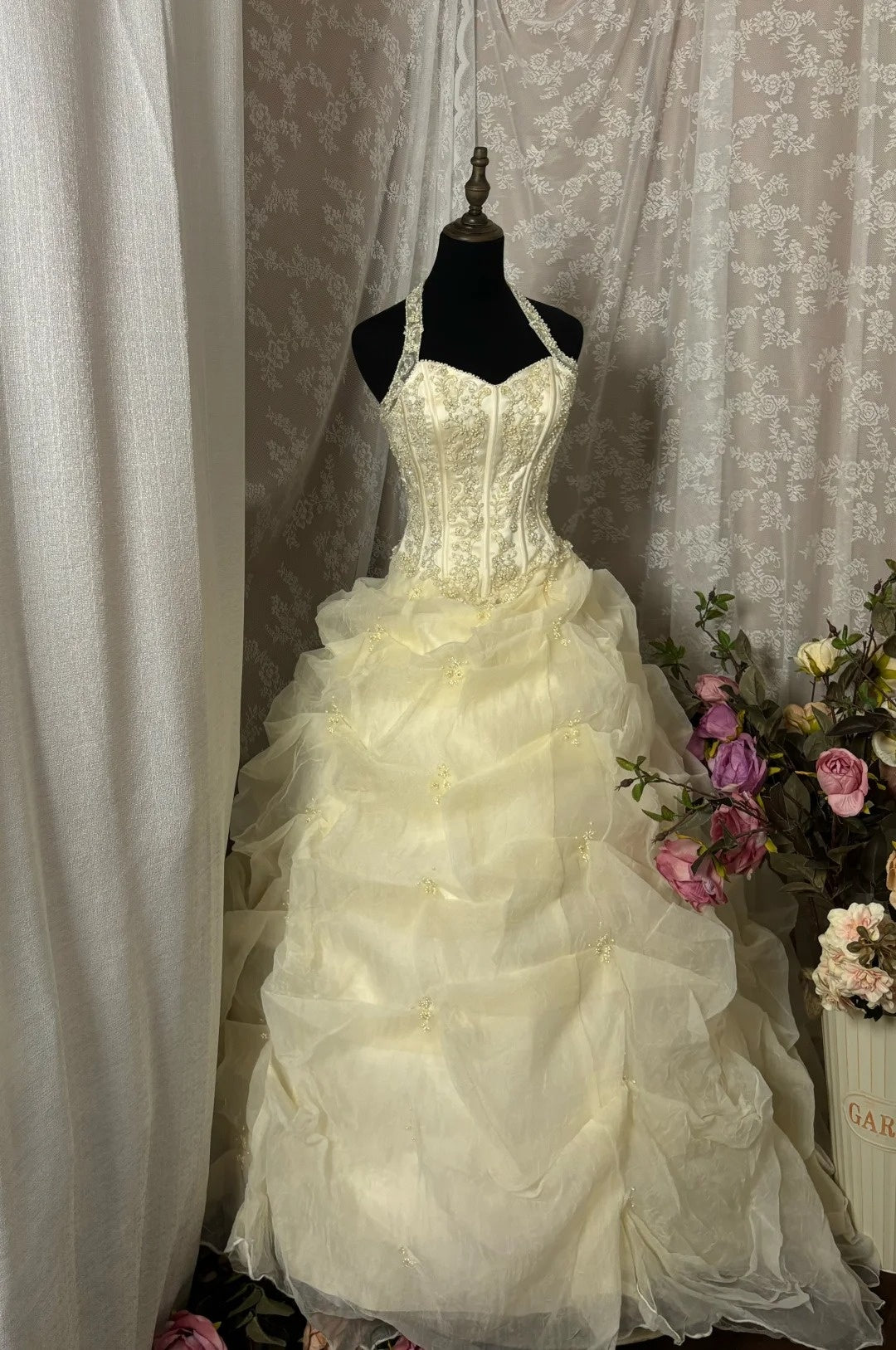 Romantic Halter Neck A-Line Bridal Gowns Beaded Sequins Appliques Tulle Wedding Dress AP2926