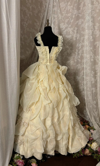 Unique A-Line Spaghetti Strap Bridal Gowns Pearls Lace Tiered Reffles Wedding Dress AP2950