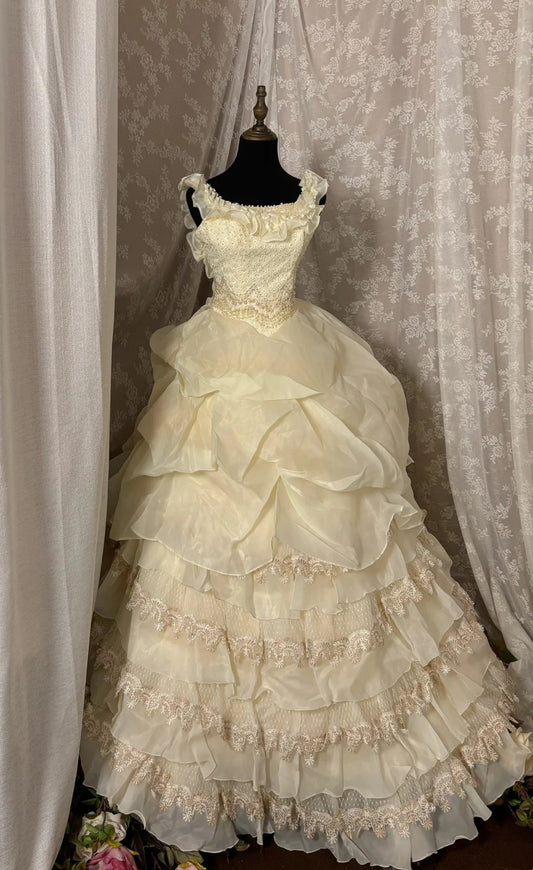 Unique A-Line Spaghetti Strap Bridal Gowns Pearls Lace Tiered Reffles Wedding Dress AP2950