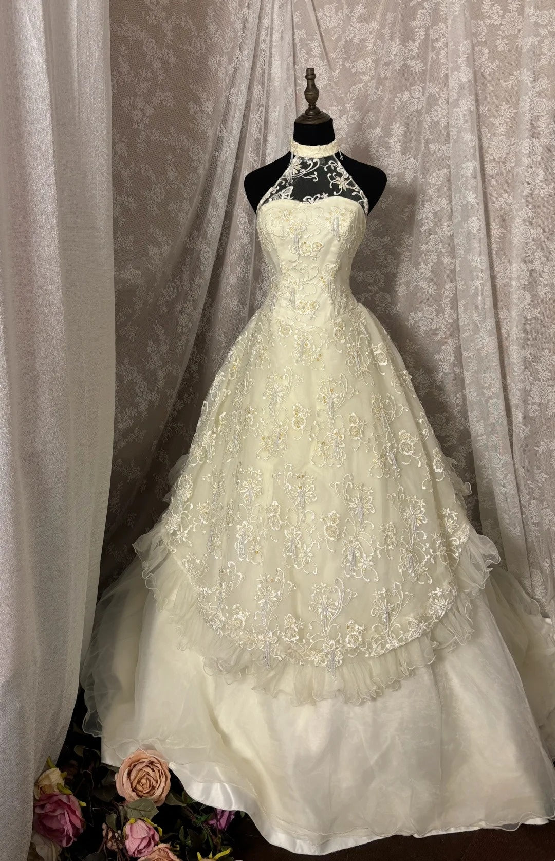 Exquisite Halter Neck A-Line Bridal Dress Applique Beading Sequins Tulle Wedding Dress AP2957