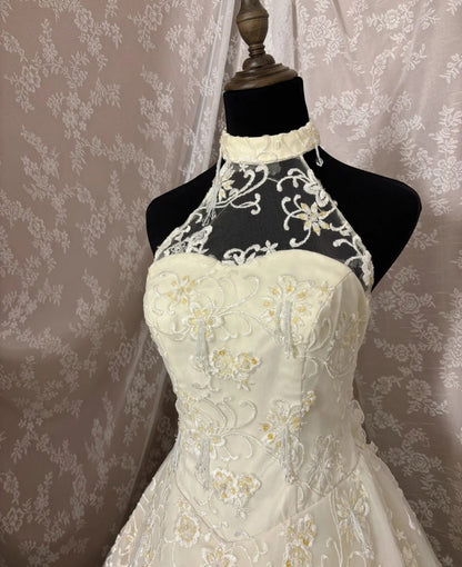 Exquisite Halter Neck A-Line Bridal Dress Applique Beading Sequins Tulle Wedding Dress AP2957