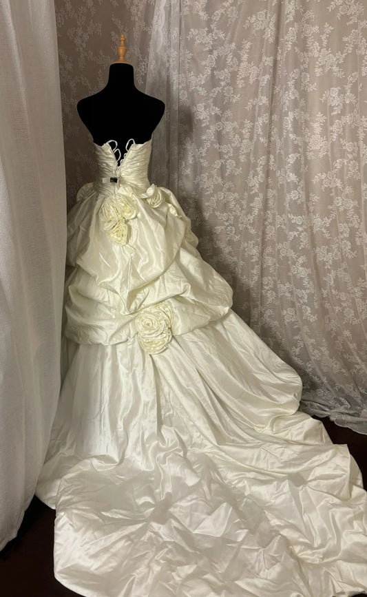 New Arrival A-Line Strapless Bridal Gowns Handmade Flowers Sequins Beads Wedding Dress AP2963