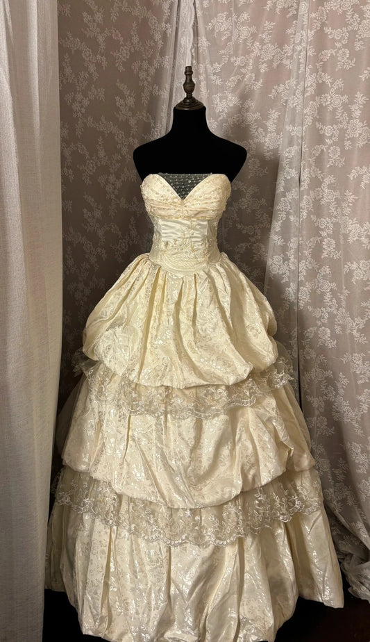 Attractive A-Line Strapless Ball Gowns Sequins Lace Appliques Tired Prom Dress AP2968