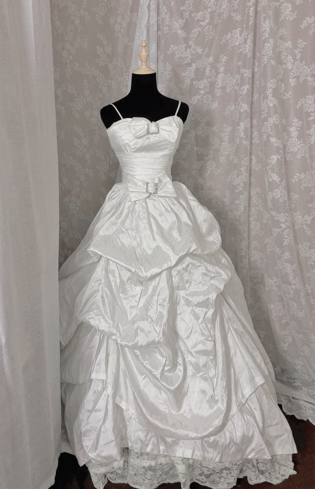 Luxurious A-Line Spaghetti Strap Bridal Gowns Bows Crystals Lace Wedding Dress AP2982