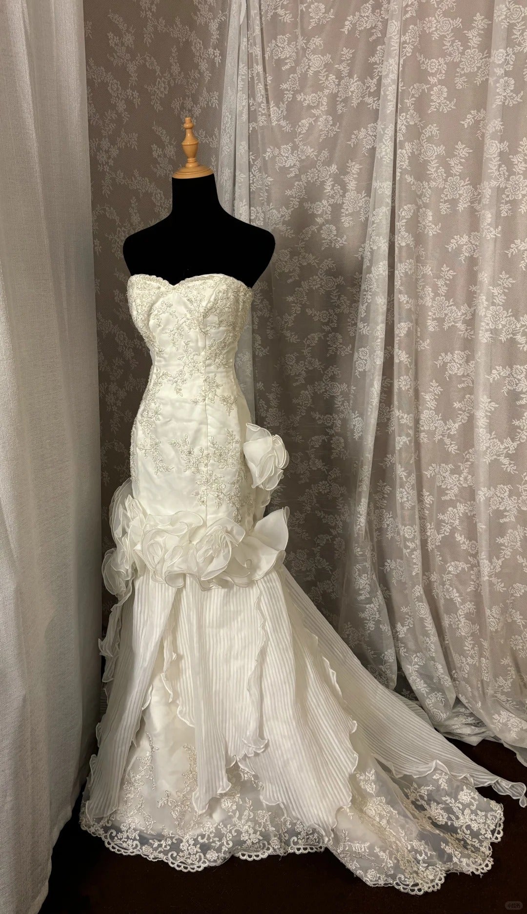 Classical Strapless Mermaid Bridal Dress Sequins Handmade Flowers Appliques Lace Wedding Dress AP2986