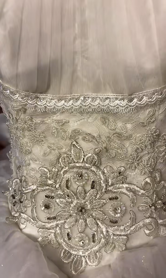 Charming Halter Neck A-Line Bridal Dress Pearls Rhinestones Appliques Sequins Tulle Wedding Dress AP3007