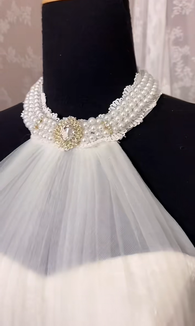 Charming Halter Neck A-Line Bridal Dress Pearls Rhinestones Appliques Sequins Tulle Wedding Dress AP3007