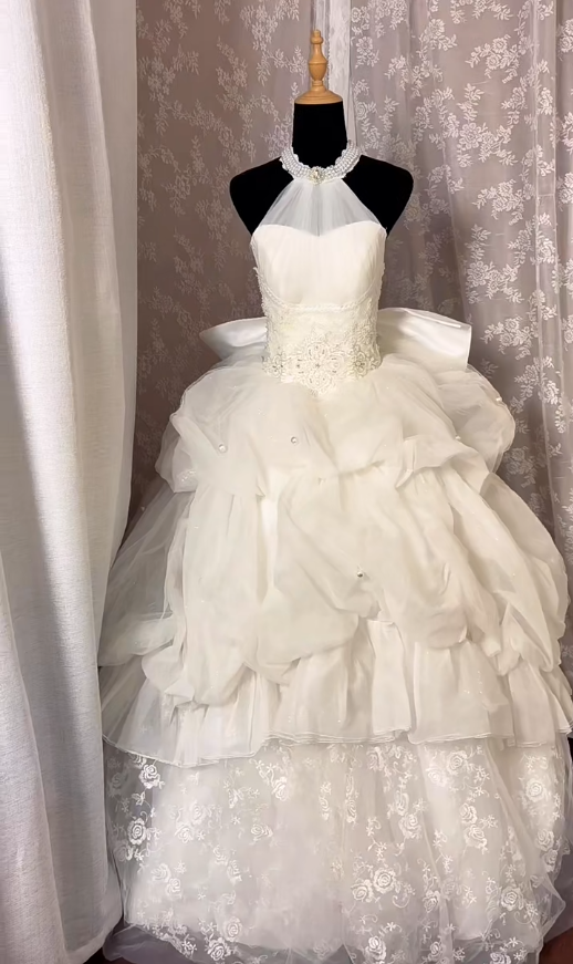 Charming Halter Neck A-Line Bridal Dress Pearls Rhinestones Appliques Sequins Tulle Wedding Dress AP3007