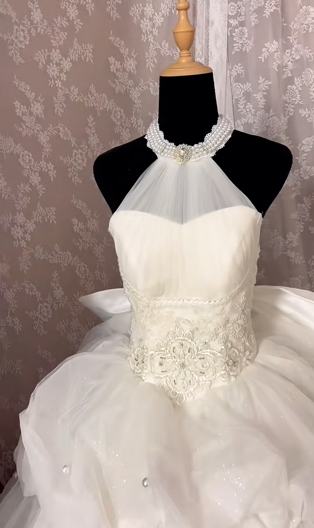 Charming Halter Neck A-Line Bridal Dress Pearls Rhinestones Appliques Sequins Tulle Wedding Dress AP3007