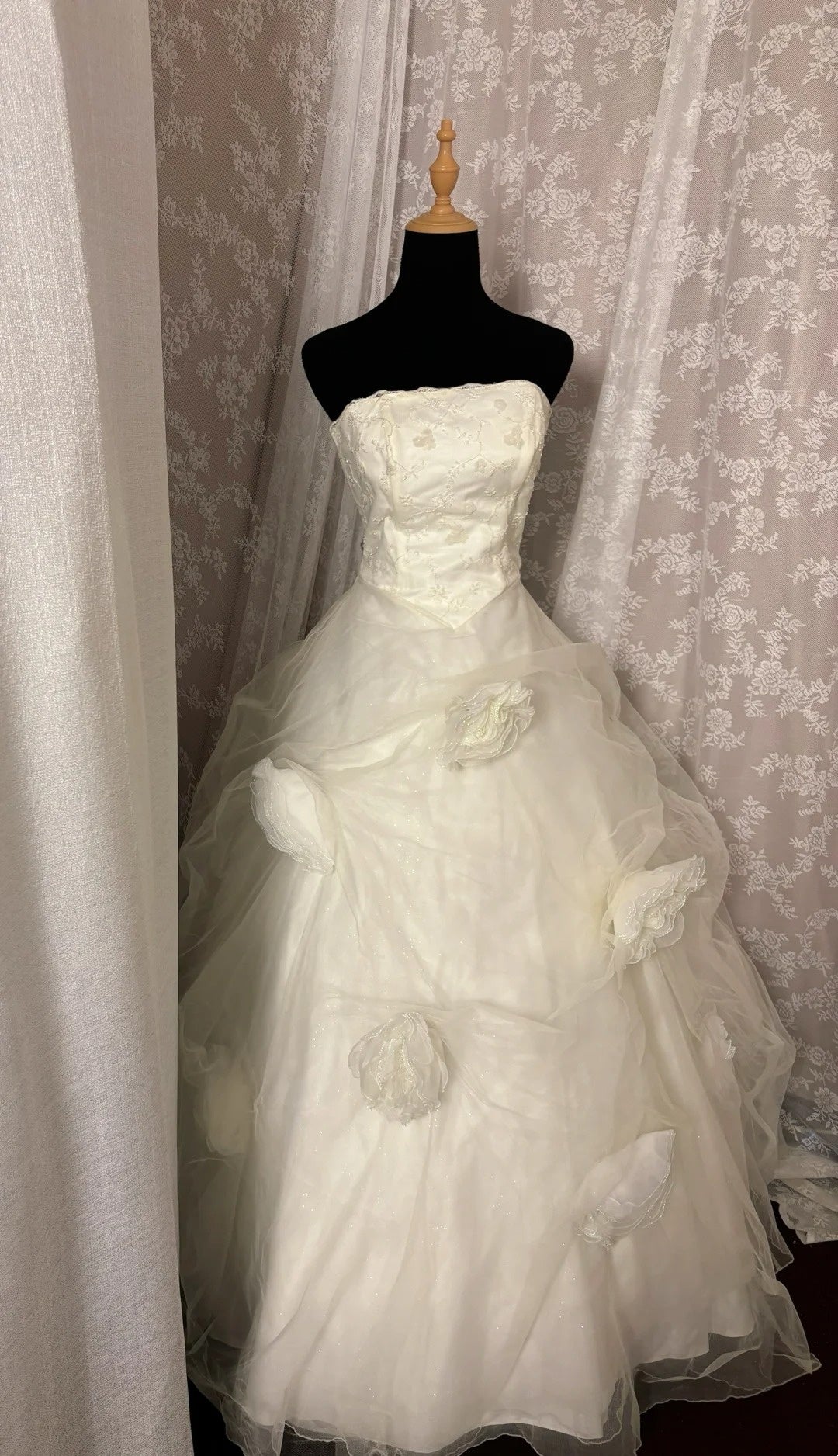 Sparkly Strapless A-Line Bridal Gowns Sequins Handmade Flowers Tulle Long Wedding Dress AP3011