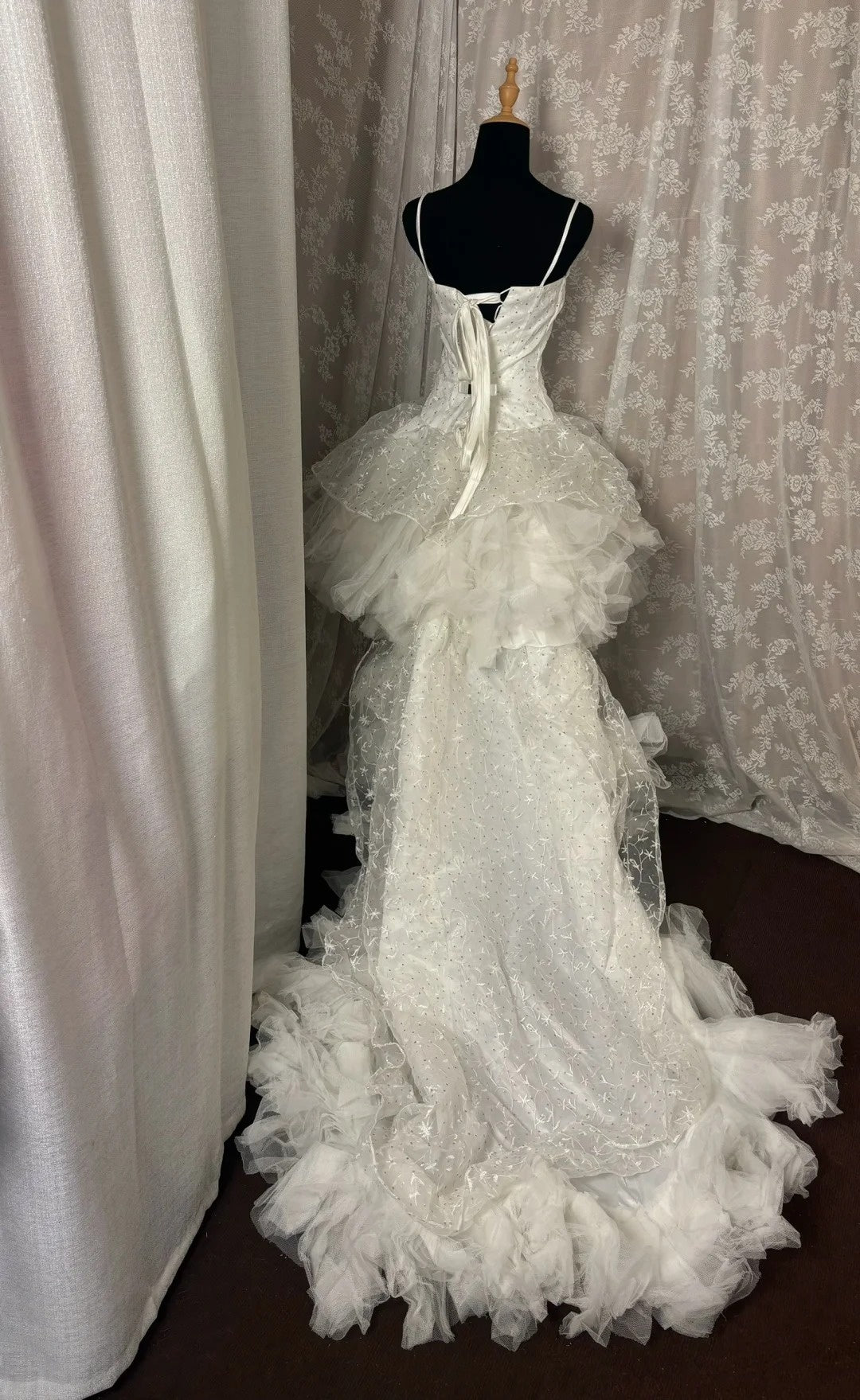 Sexy A-Line Spaghetti Straps Bridal Gowns Bow Sequins Tiered Wedding Dress AP3021