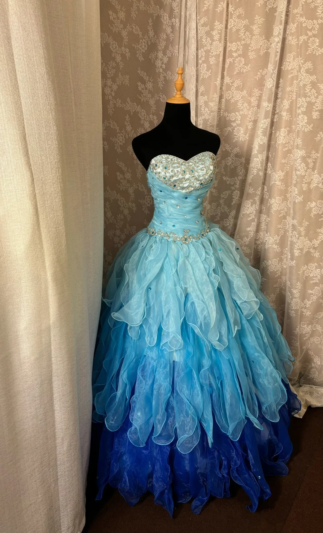 Fancy Strapless A-Line Evening Gowns Appliques Sequins Crystals Tiered Tulle Prom Dress AP3026