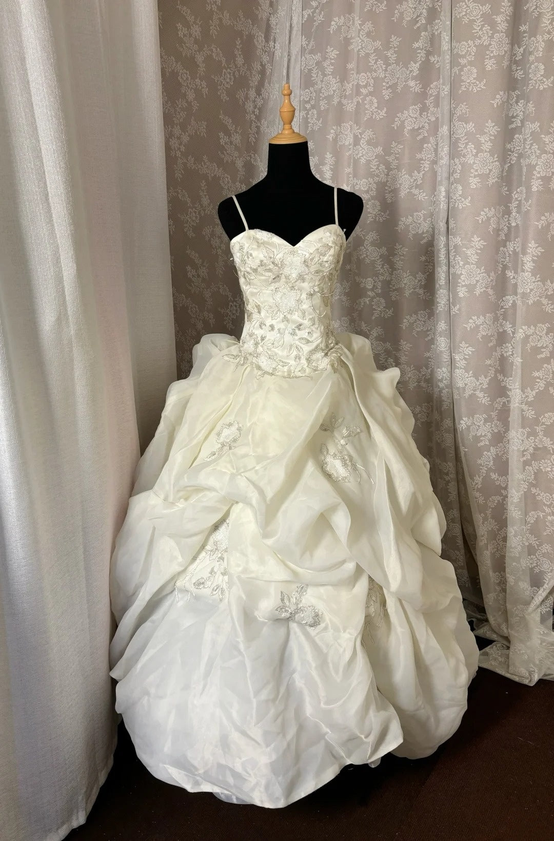 Romantic A-Line Spaghetti Strap Bridal Gowns Sequins Appliques Ruched Wedding Dress AP3030