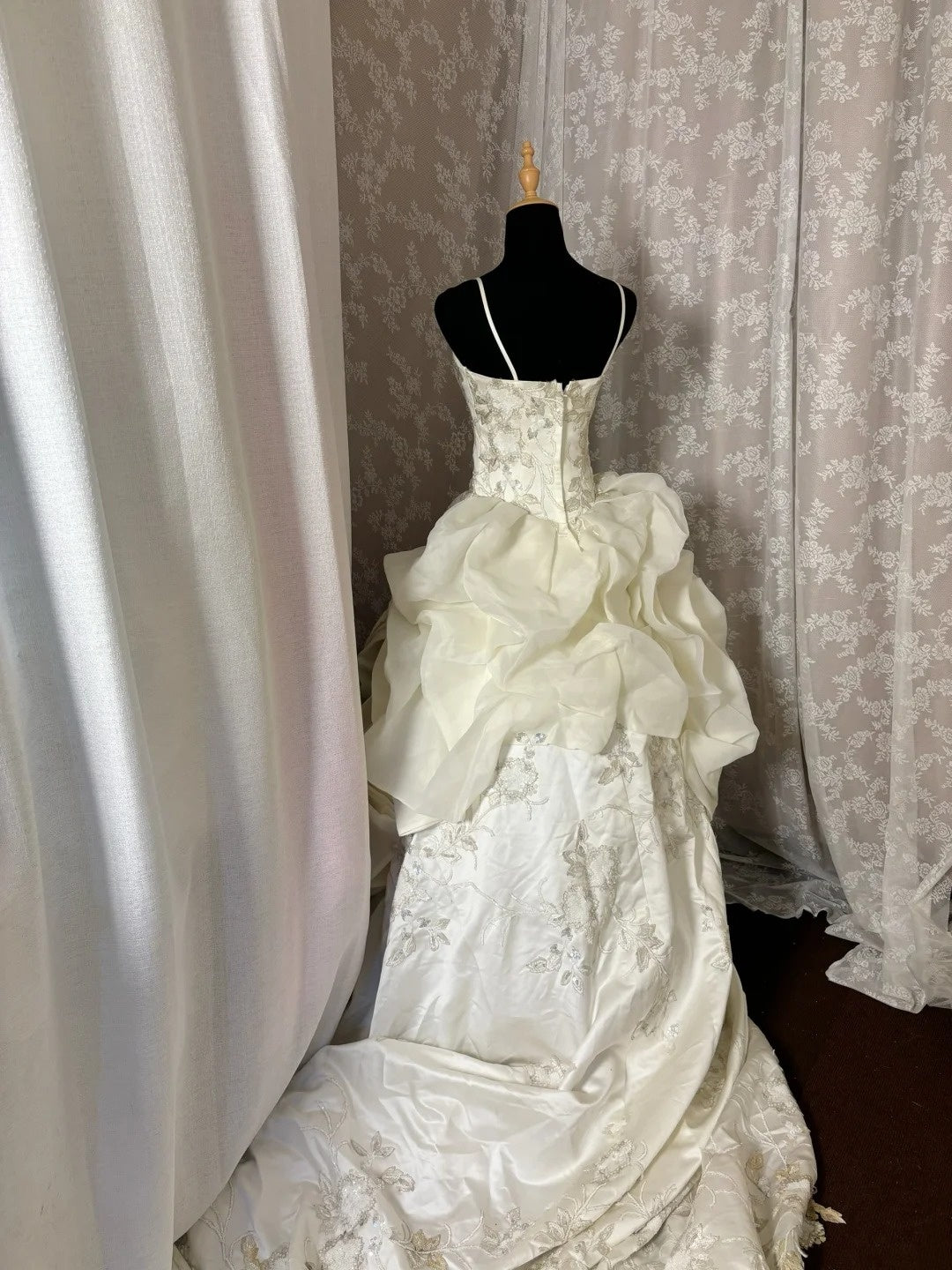 Romantic A-Line Spaghetti Strap Bridal Gowns Sequins Appliques Ruched Wedding Dress AP3030