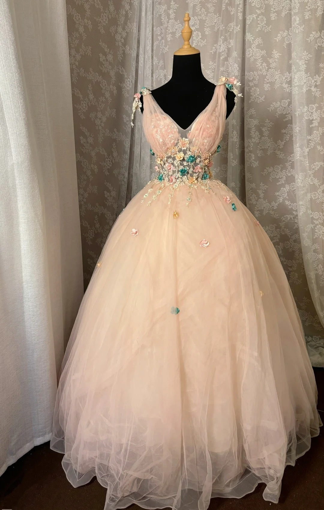 Luxurious A-Line V-Neck Evening Gowns Appliques Beads Sequins Tulle Prom Dress AP3034