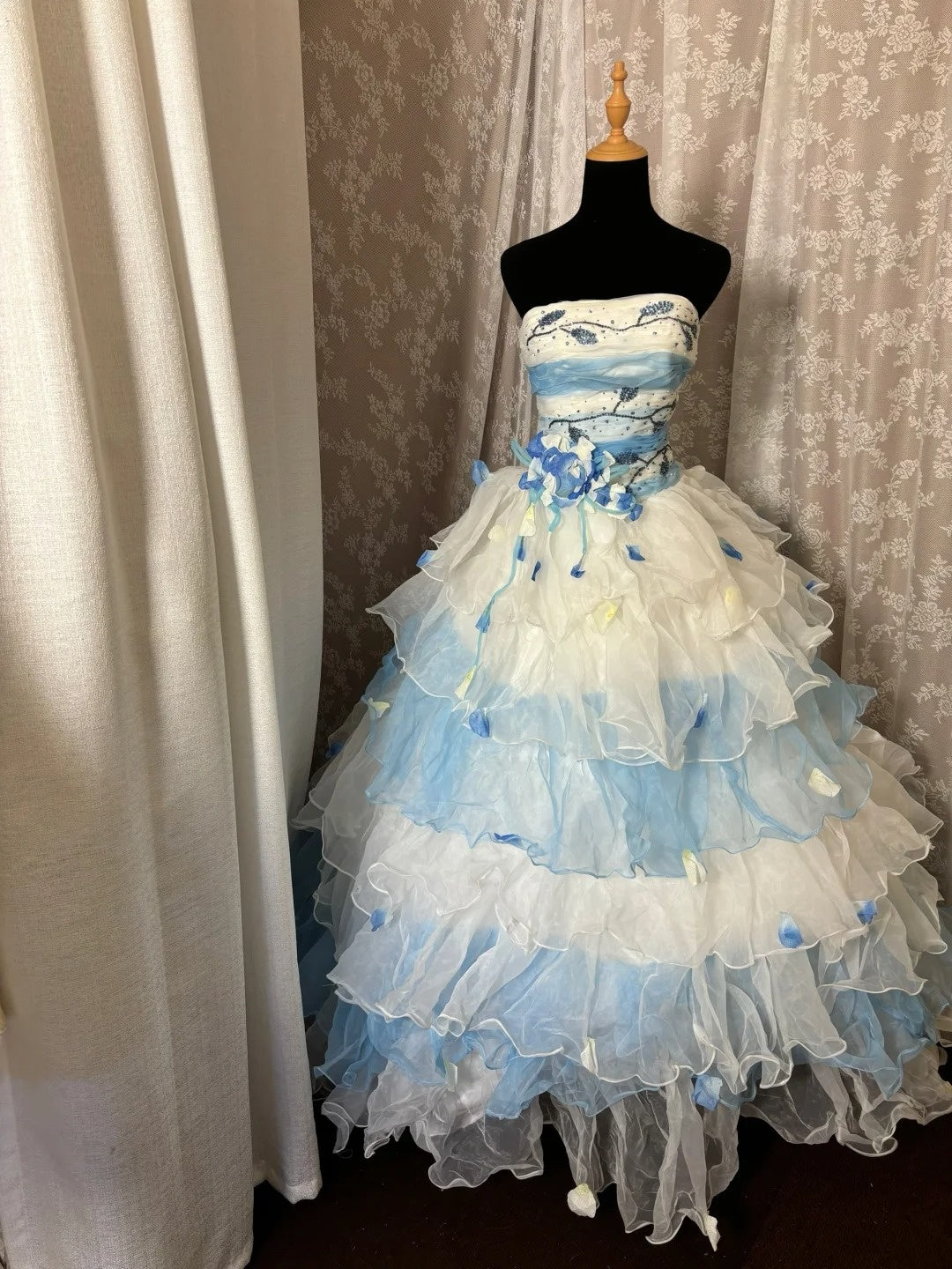 Artistic Strapless A-Line Tiered Sweet 16th Gowns Sequins Beading Petals Handmade Flowers Prom Dress AP3043