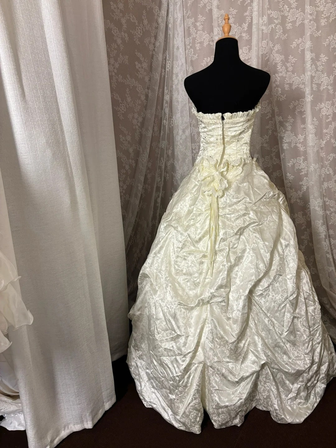 Dreamy A-Line Strapless Bridal Gowns Handmade Flowers Lace Crystals Tiered Wedding Dress AP3044