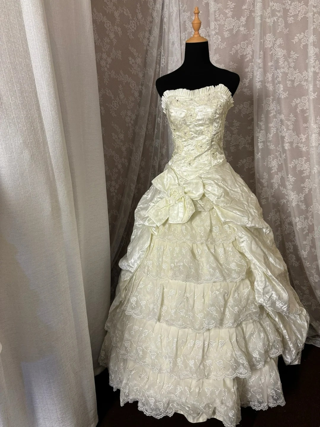 Dreamy A-Line Strapless Bridal Gowns Handmade Flowers Lace Crystals Tiered Wedding Dress AP3044