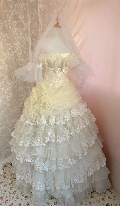 Charming A-Line Strapless Bridal Gowns Appliques Bow Sequins Lace Tiered Long Wedding Dress AP3058