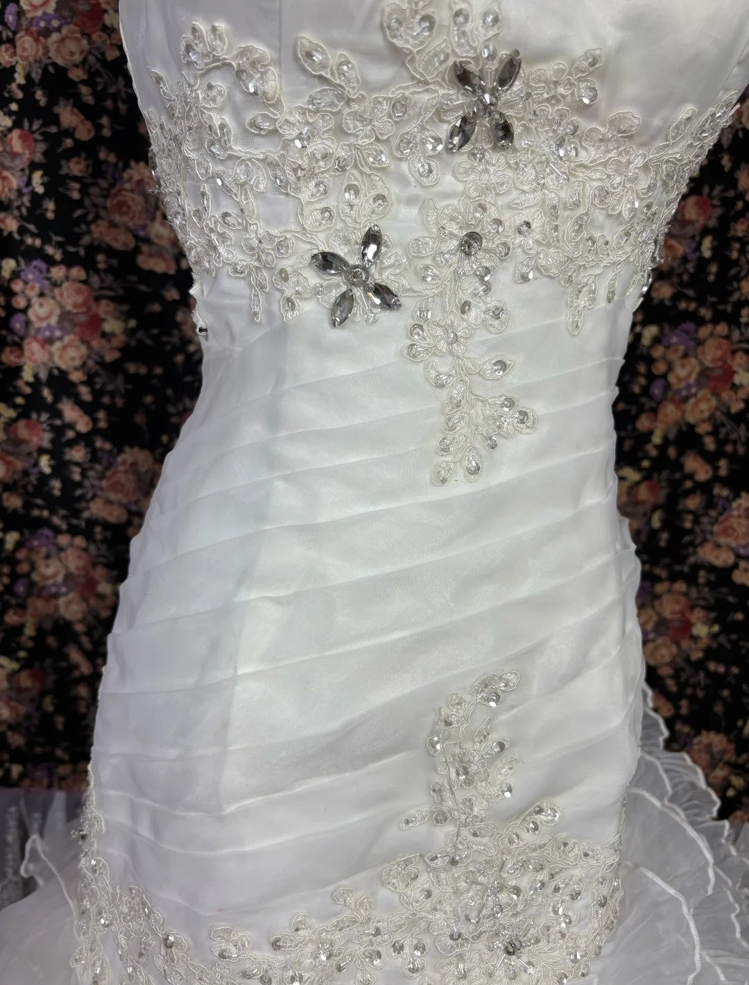 Trendy Mermaid Halter Neck Bridal Dress Rhinestones Sequins Appliques Ruffled Tiered Wedding Dress AP3072
