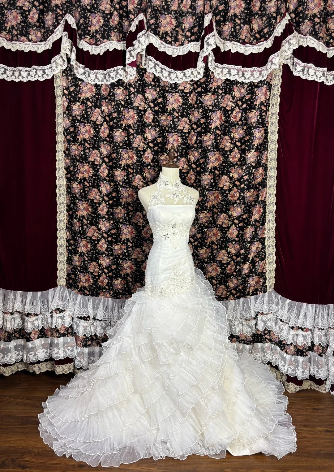 Trendy Mermaid Halter Neck Bridal Dress Rhinestones Sequins Appliques Ruffled Tiered Wedding Dress AP3072