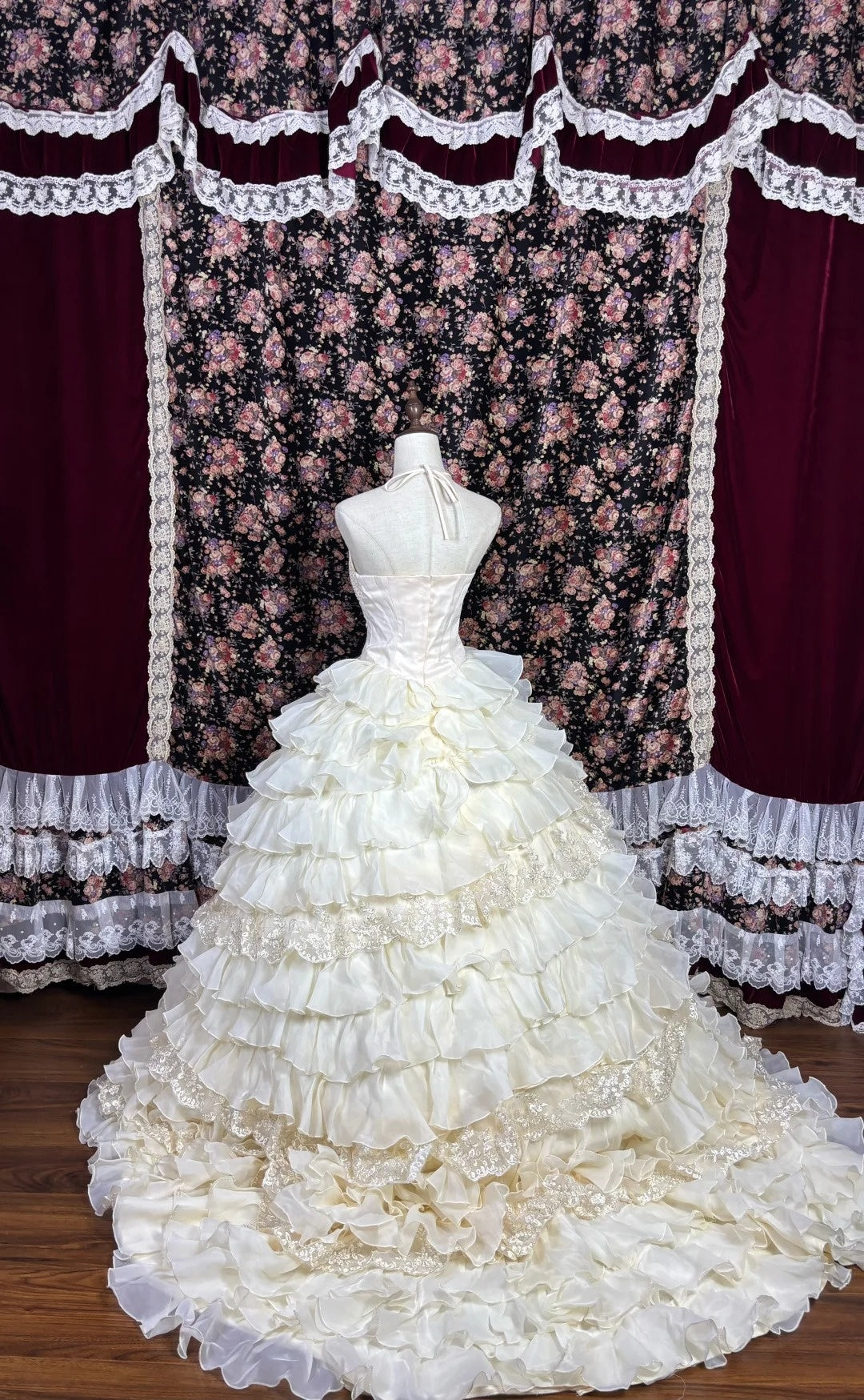 Attractive Halter Neck A-Line Bridal Dress Beads Handmade Flowers Appliques Sequins Wedding Dress AP3073