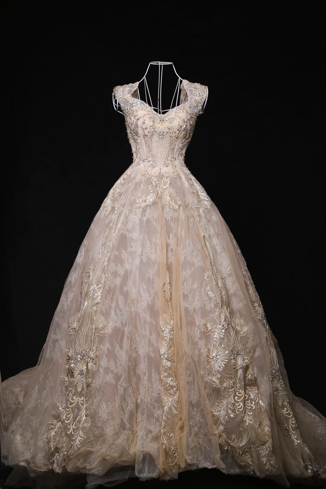 Charming Sweetheart Neck A-Line Formal Gowns Appliques Sequins Beads Lace Prom Dress AP3113