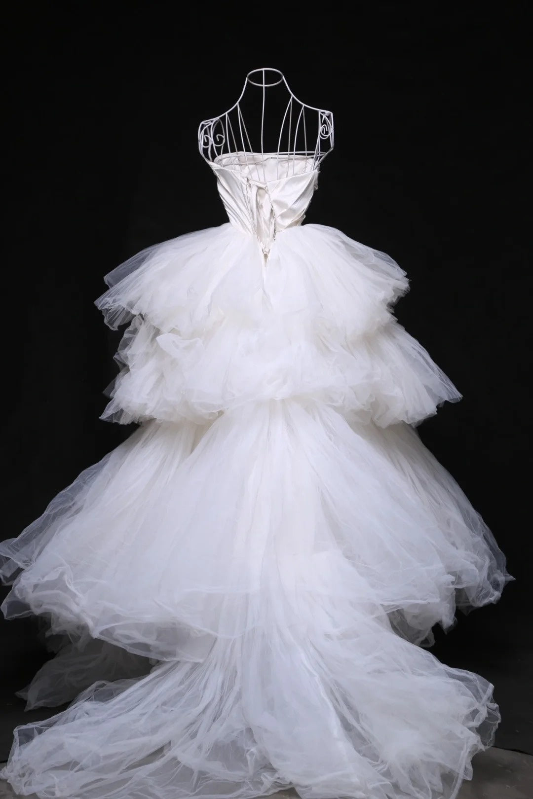 Minimalist A-Line Strapless Bridal Gowns Tiered Tulle White Wedding Dress AP3117