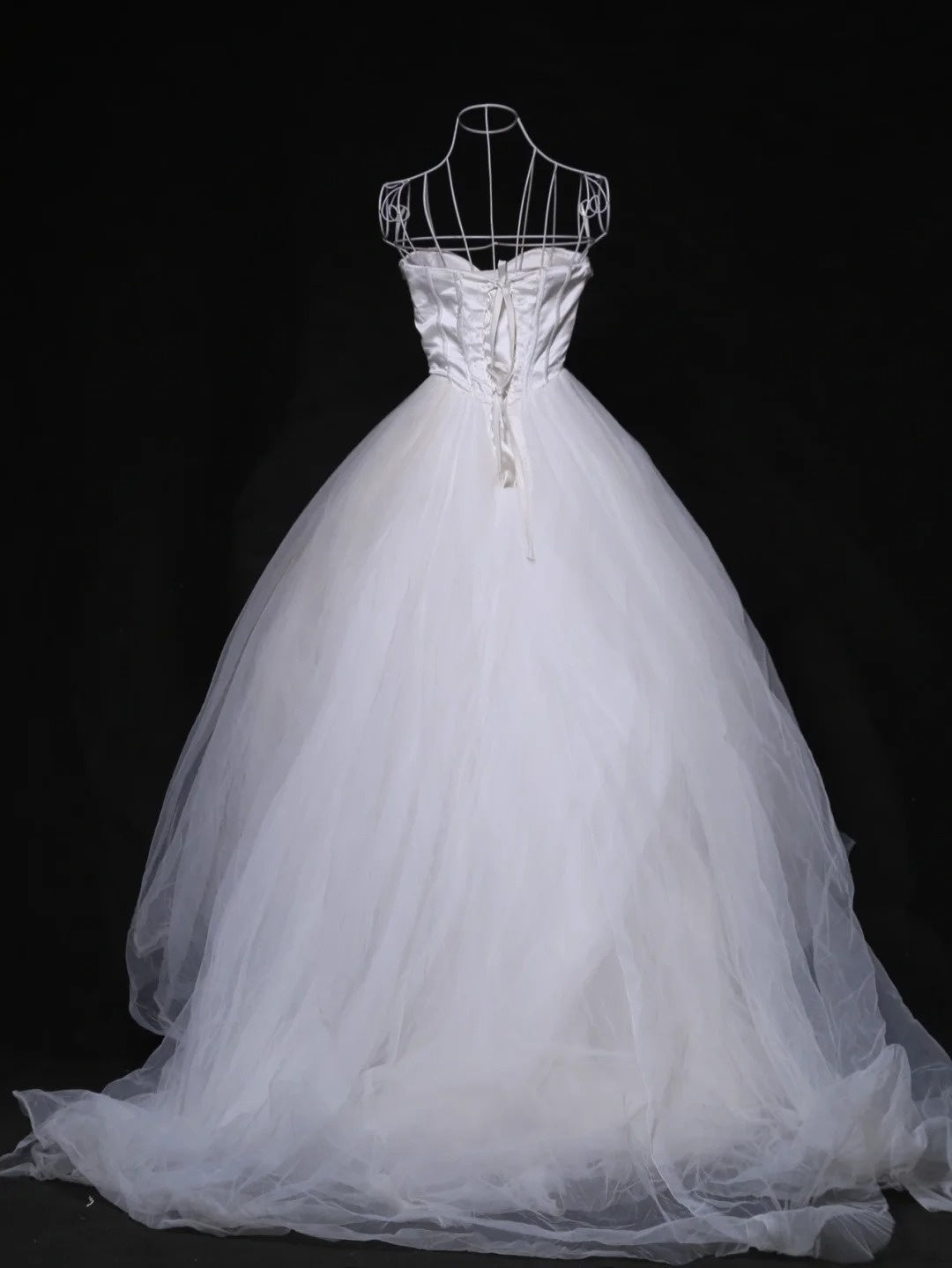 Playful A-Line Strapless Bridal Gowns White Tulle Wedding Dress AP3119