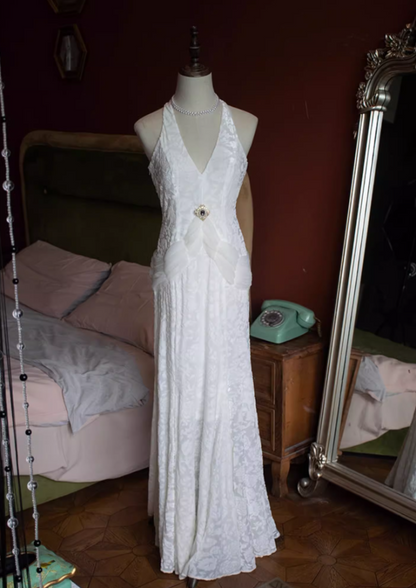 Flattering V Neck Sheath Bridal Gowns Appliques Rhinestone Cutout Wedding Dress AP3125