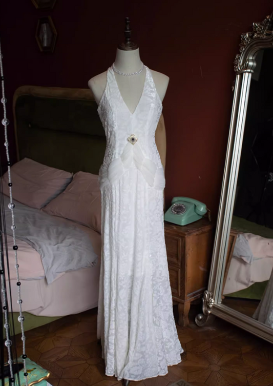 Flattering V Neck Sheath Bridal Gowns Appliques Rhinestone Cutout Wedding Dress AP3125