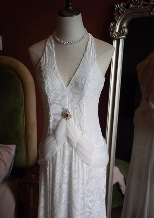 Flattering V Neck Sheath Bridal Gowns Appliques Rhinestone Cutout Wedding Dress AP3125