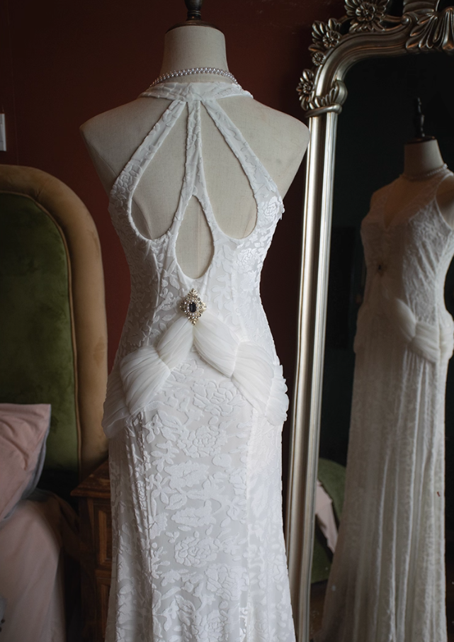 Flattering V Neck Sheath Bridal Gowns Appliques Rhinestone Cutout Wedding Dress AP3125