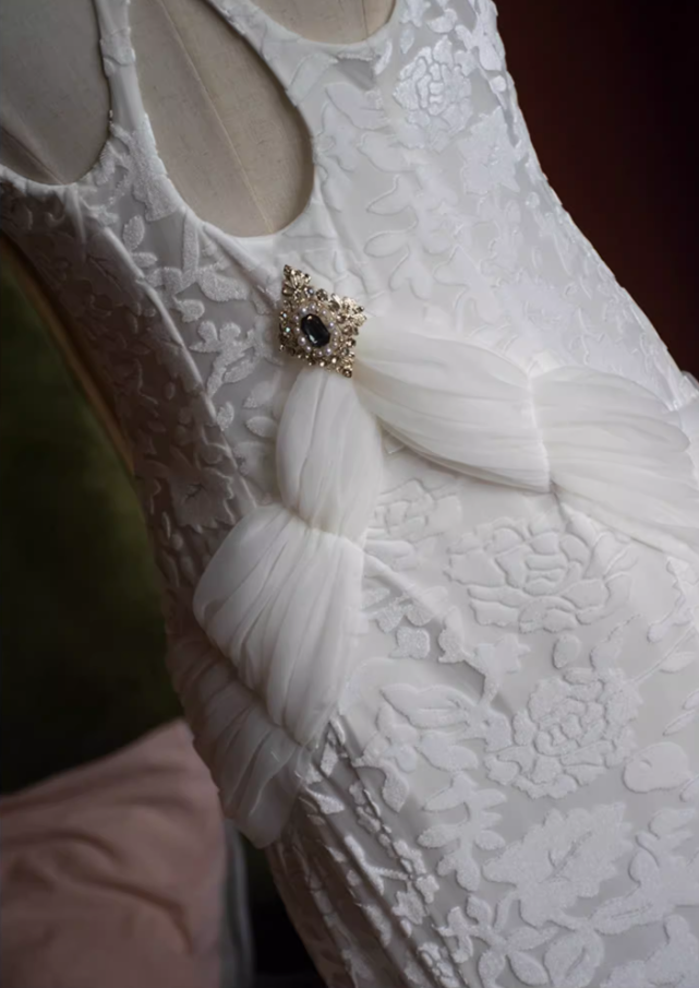 Flattering V Neck Sheath Bridal Gowns Appliques Rhinestone Cutout Wedding Dress AP3125