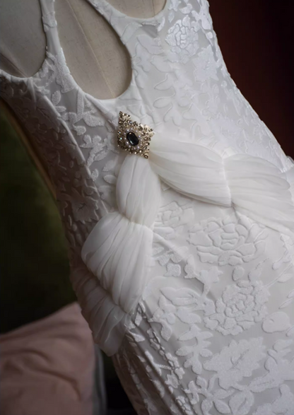 Flattering V Neck Sheath Bridal Gowns Appliques Rhinestone Cutout Wedding Dress AP3125