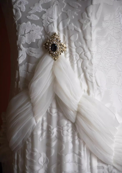 Flattering V Neck Sheath Bridal Gowns Appliques Rhinestone Cutout Wedding Dress AP3125