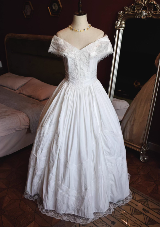 Modern A-Line Off-Shoulder Engagement Gowns Appliques Lace Wedding Dress AP3130