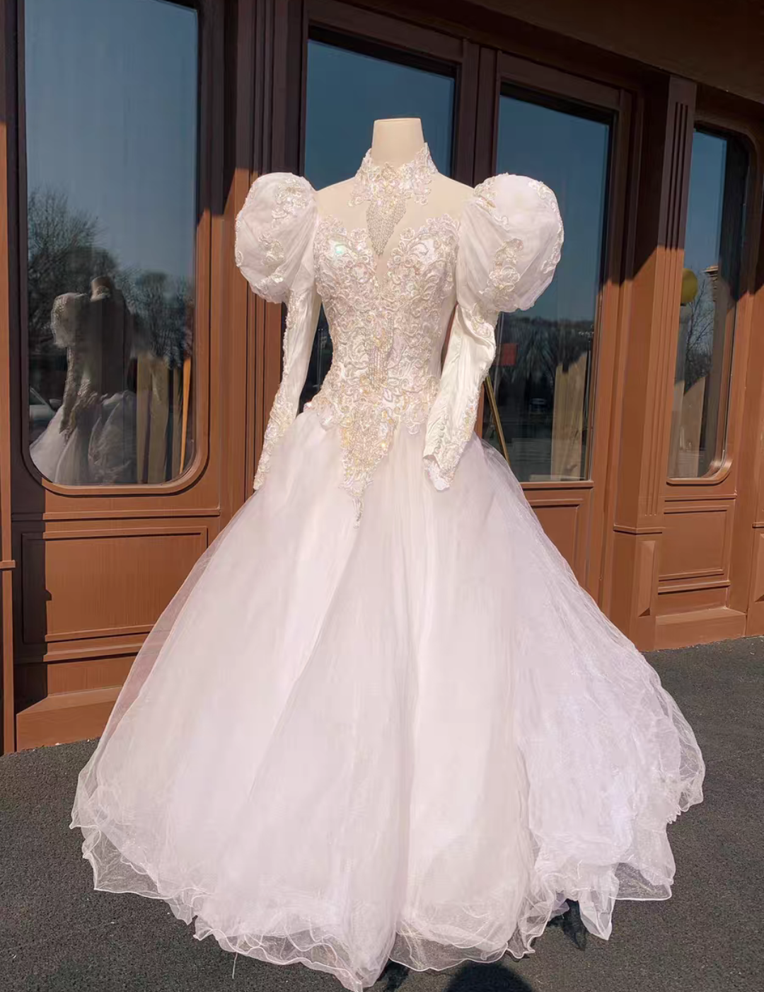 Delicate A-Line Illusion Neck Bridal Gowns Appliques Beading Sequins Long Sleeve Wedding Dress AP3135
