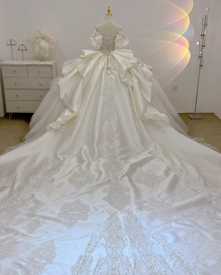 Dreamy A-Line Off Shoulder Bridal Gowns Appliques Beading Short Sleeve Satin Wedding Dress AP3153