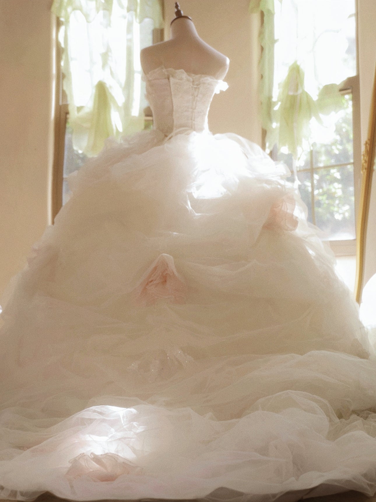 Bling A-Line Strapless Engagement Gowns Sequins Appliques Ruffled Tulle Wedding Dress AP3171