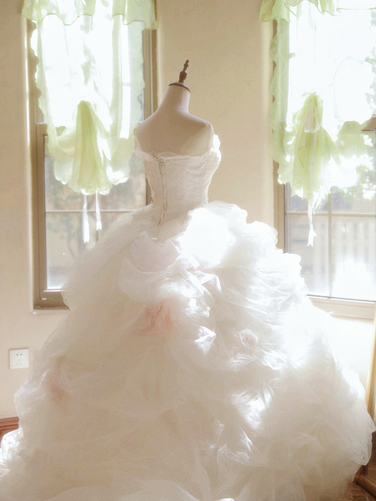 Bling A-Line Strapless Engagement Gowns Sequins Appliques Ruffled Tulle Wedding Dress AP3171