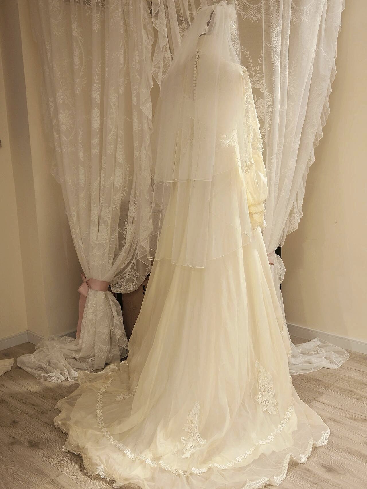 Simple A-Line Jewel Neck Bridal Gowns Sheer Long Sleeve Appliques Beads Tulle Wedding Dress AP3173