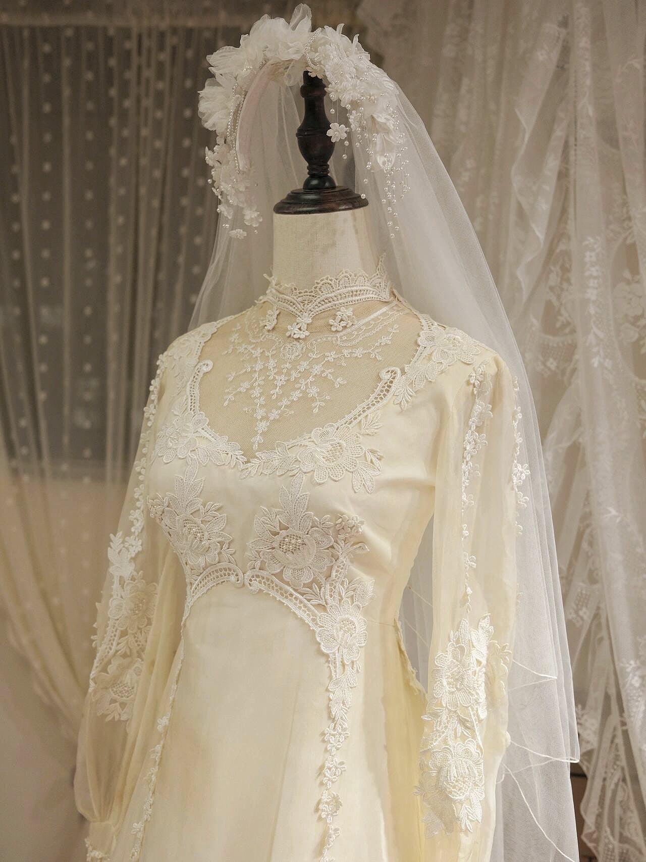 Simple A-Line Jewel Neck Bridal Gowns Sheer Long Sleeve Appliques Beads Tulle Wedding Dress AP3173