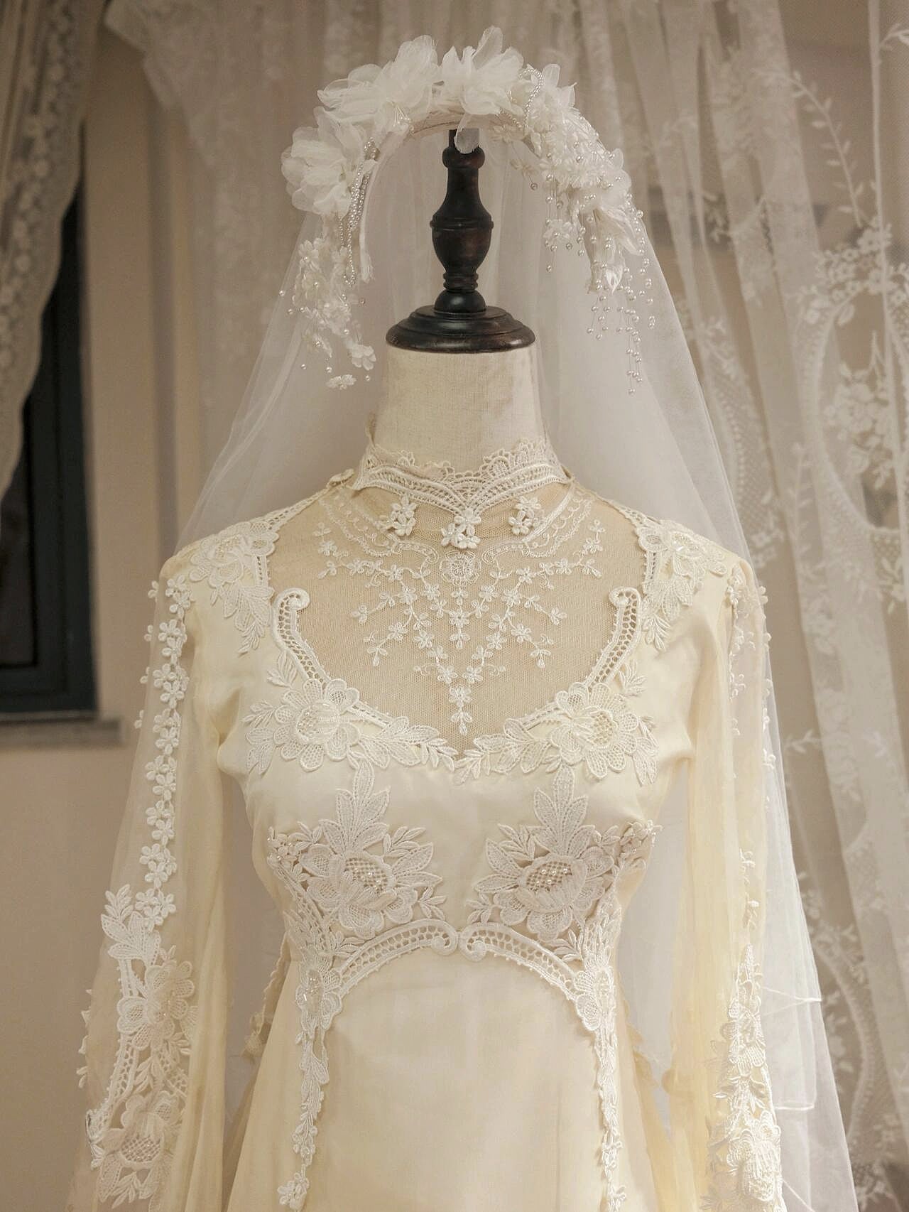 Simple A-Line Jewel Neck Bridal Gowns Sheer Long Sleeve Appliques Beads Tulle Wedding Dress AP3173