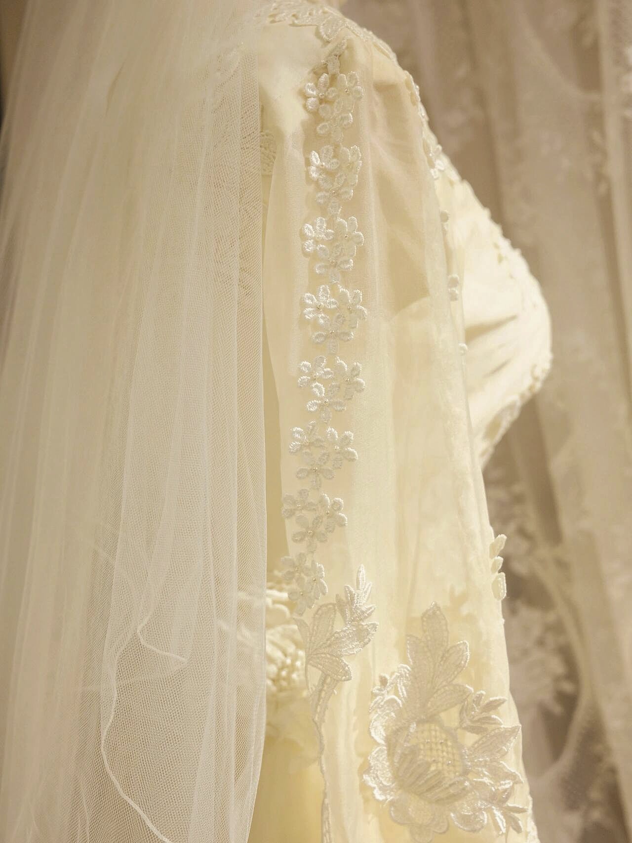 Simple A-Line Jewel Neck Bridal Gowns Sheer Long Sleeve Appliques Beads Tulle Wedding Dress AP3173