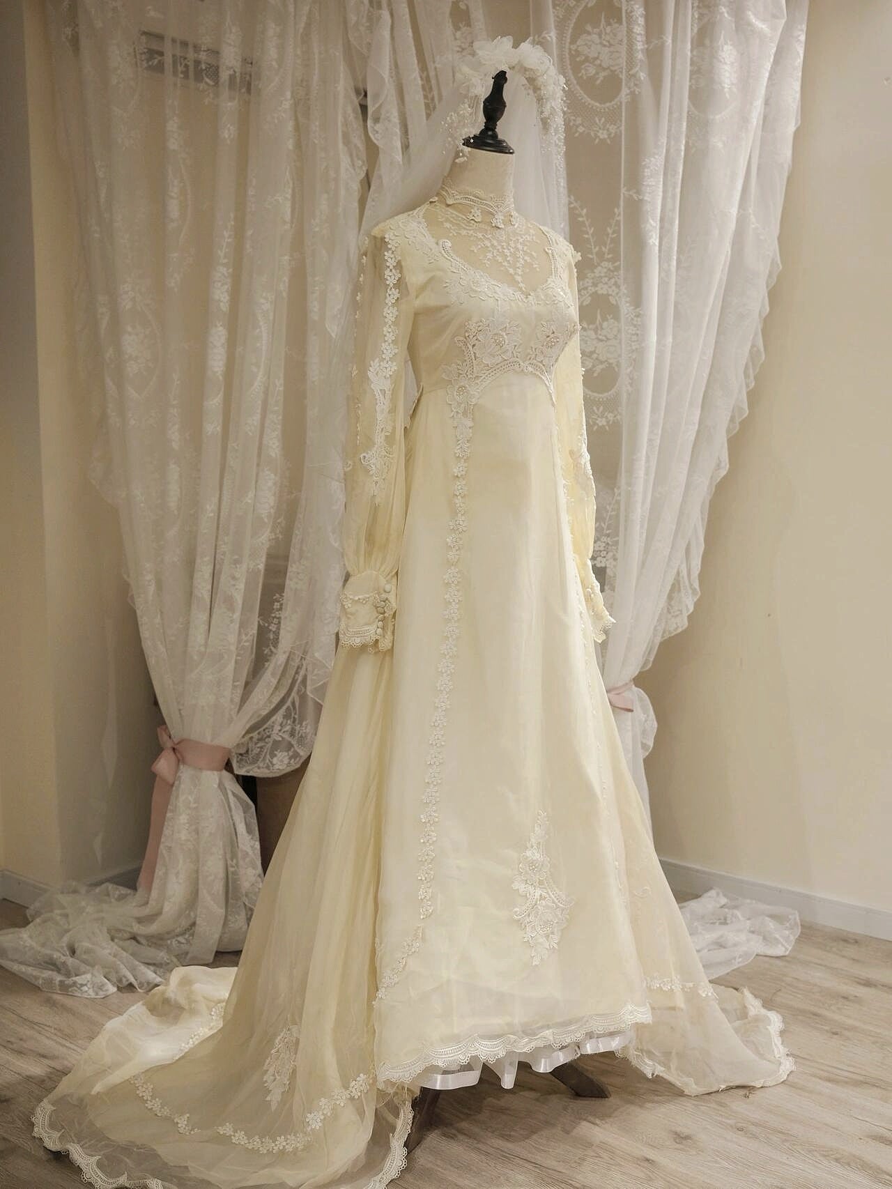 Simple A-Line Jewel Neck Bridal Gowns Sheer Long Sleeve Appliques Beads Tulle Wedding Dress AP3173